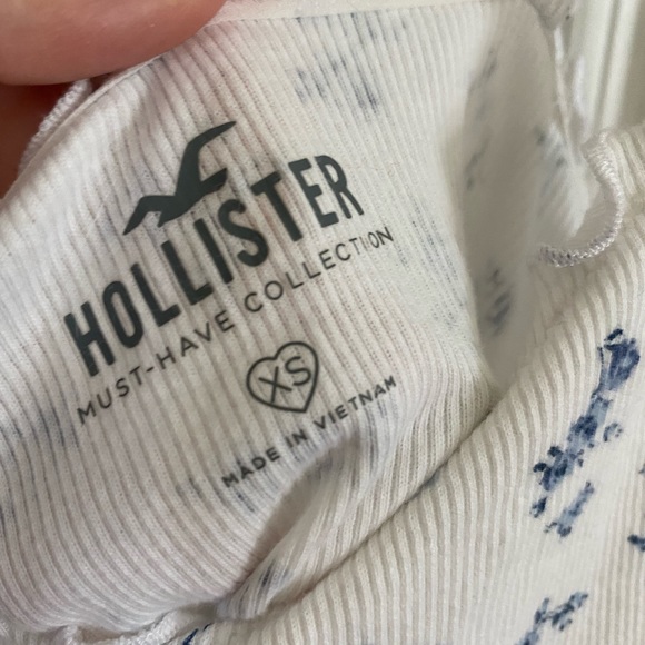 Hollister XS white crop top with blue flowers - Picture 2 of 3